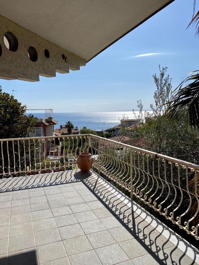 Casa Vacanze Eden Aci Castello Bagian luar foto